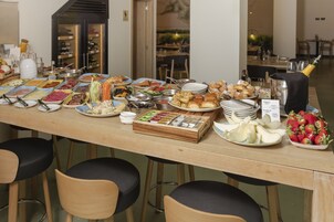Se ofrece un desayuno bufé todos los días (por un coste adicional)