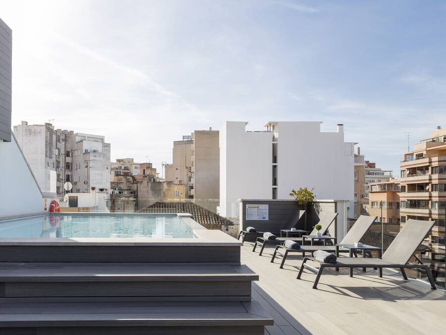 Piscine extérieure, chaises longues