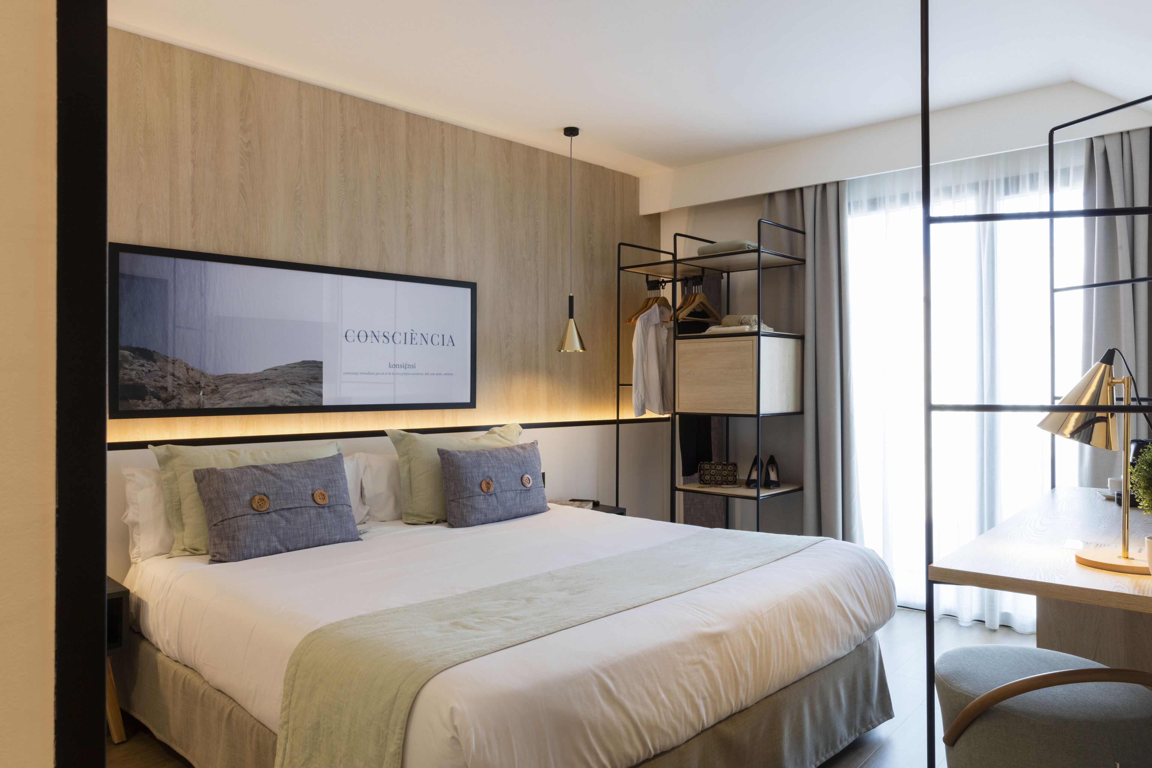 มินิบาร์, ตู้นิรภัยในห้องพัก, โต๊ะทำงาน, ห้องเก็บเสียง