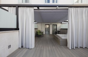 มินิบาร์, ตู้นิรภัยในห้องพัก, โต๊�ะทำงาน, ห้องเก็บเสียง