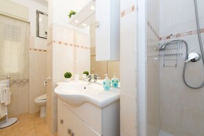 تجهيزات دش، مجففات شعر، مراحيض شطف، مناشف
