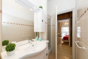 Ducha, secador de pelo, bidet, toallas