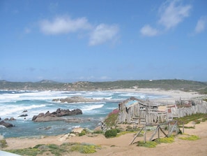 Chaises longues, serviettes de plage