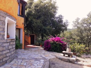 Property grounds - Enchanting Country Villa in a Lush Valley with Animals, Pool, Outdoor Jacuzzi  (Rena Majore)