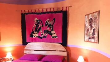 3 makuuhuonetta, työpöytä, silitysrauta/-lauta, vauvan matkasänky