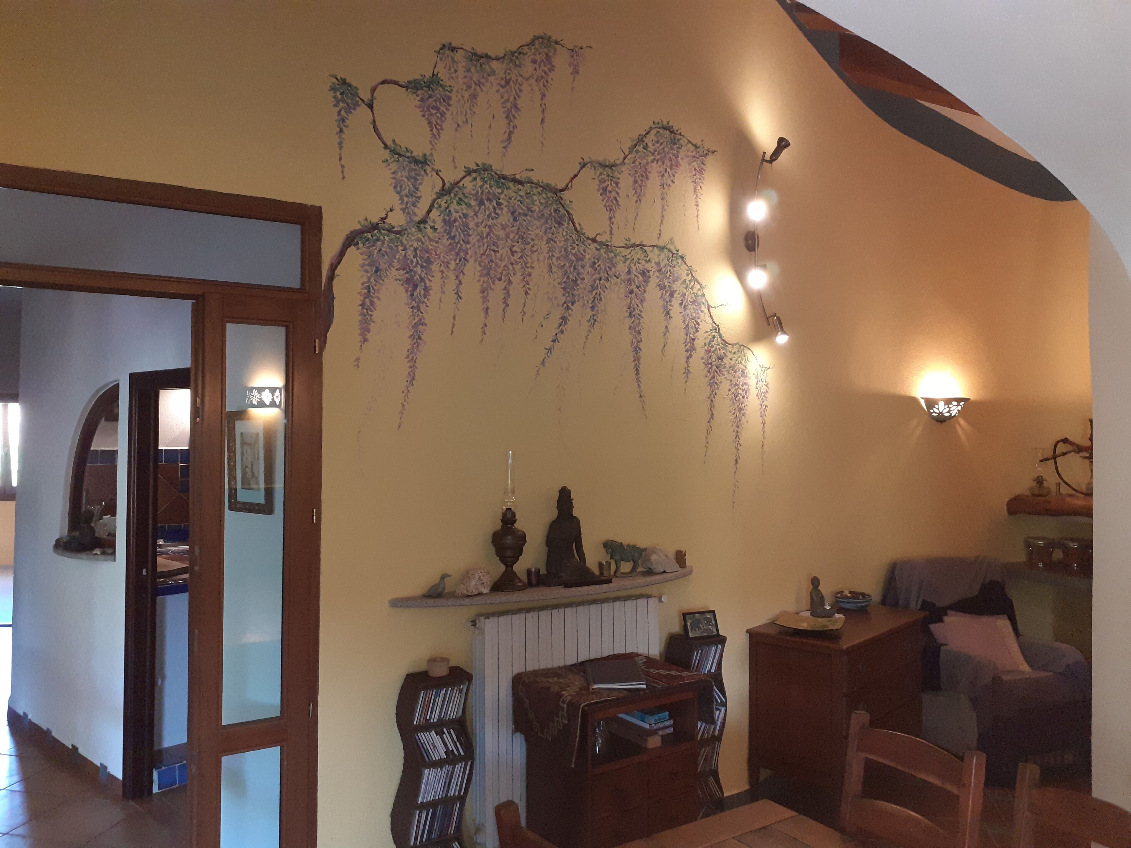 Ein gemütliches Wohnzimmer mit Kamin, Bücherregal und Essbereich.