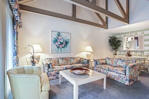 公寓式客房, 多张床, 露台 | 客厅 | 电视