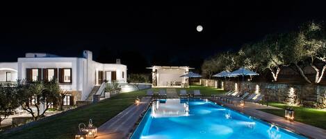 Utomhuspool och uppvärmd pool