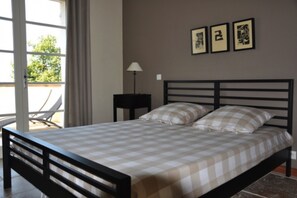 2 bedrooms, iron/ironing board, free WiFi, bed sheets - ALL COMFORT, modern, NICE TERRACE, BEAUTIFUL VIEW of MONT VENTOUX (Bonnieux)