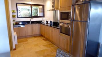 Een koelkast, een microgolfoven, een oven, een kookplaat