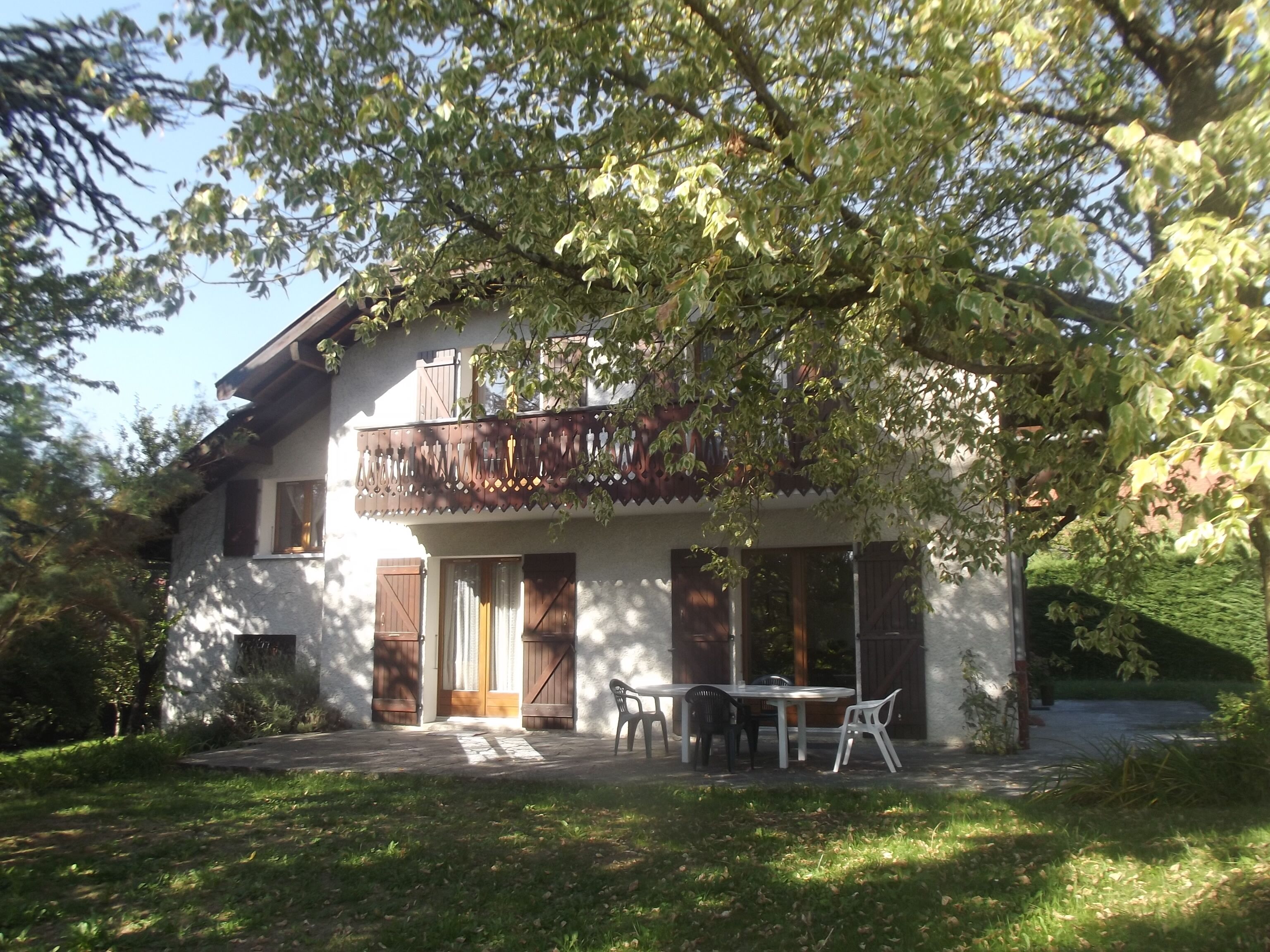 Vue depuis le jardin et la terrasse