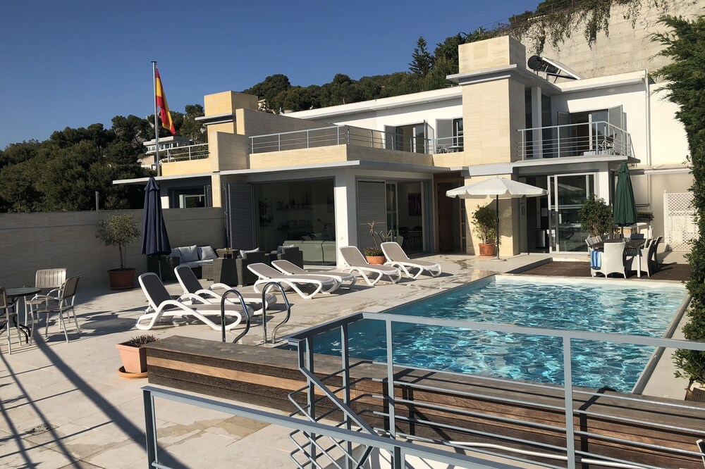 Superb villa, heated pool (April to October), 7min walk to beach/restaurants
