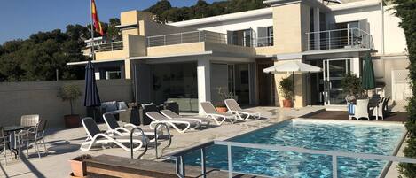 Una piscina al aire libre, una piscina climatizada