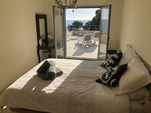 3 bedrooms, travel cot, free WiFi, bed sheets