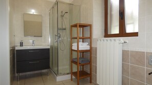 Combined shower/tub, hair dryer, bidet, towels - Delightful villa with private pool in landscaped gardens. (Oria)