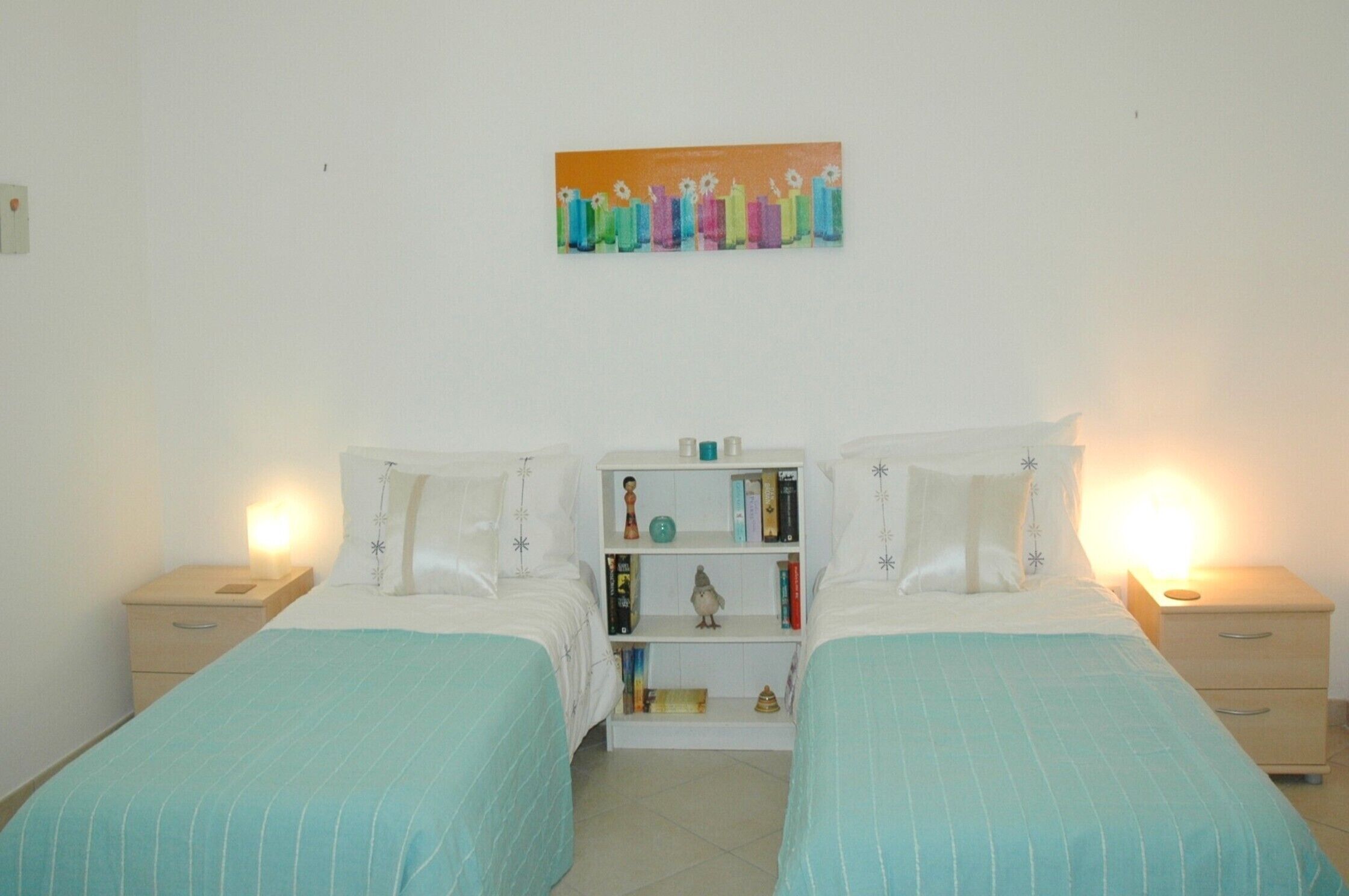 3 dormitoris, planxa i posts de planxar i un bressol de viatge 