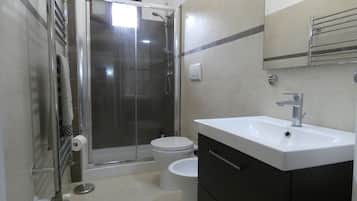 Combined shower/tub, hair dryer, bidet, towels