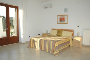 3 bedrooms, iron/ironing board, travel cot, free WiFi - Delightful villa with private pool in landscaped gardens. (Oria)