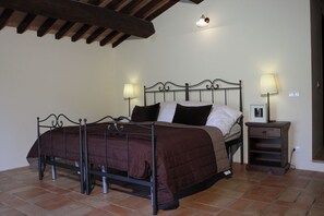 8 dormitoris, planxa i posts de planxar i un bressol de viatge 