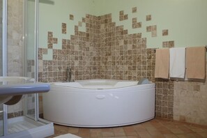 Duschwanne, Haartrockner, Bidet, Handtücher