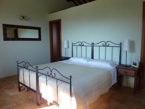 8 bedrooms, iron/ironing board, travel cot, free WiFi - Beautifully restored villa with stunning views with yoga studio and private pool (San Severino)