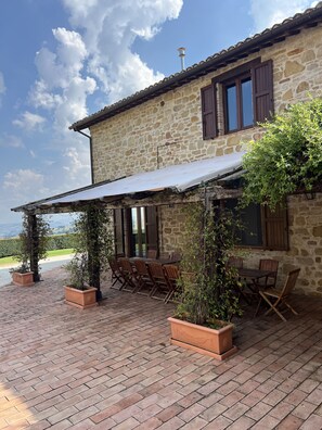 Outdoor dining - Beautifully restored villa with stunning views with yoga studio and private pool (San Severino)