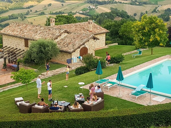 Outdoor pool, sun loungers - Beautifully restored villa with stunning views with yoga studio and private pool (San Severino)