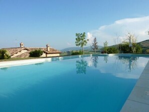 Piscina a l'aire lliure i gandules 