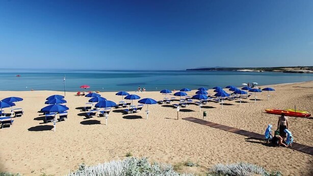 A beach with rows of blue umbrellas and sun loungers. - Happy Camp in Camping Bella Sardinia (Cuglieri)