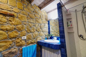 Dusche, Haartrockner, Bidet, Handtücher