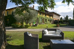 Property grounds - Luxury apartment with pool: dolce vita at 15' on foot from the heart of Siena! (Siena)