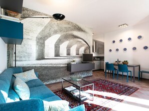 Smart-TV, Tischfußball, Tischtennisplatte, Bücher