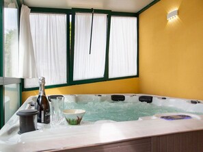 Interior - Spacious Luxury Apartment: pool, stunning views, 15-min walk from Siena center! (Siena)