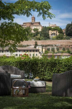 Outdoor dining - Spacious Luxury Apartment: pool, stunning views, 15-min walk from Siena center! (Siena)