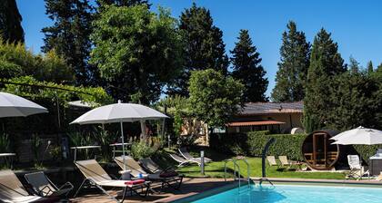 Spacious Luxury Apartment: pool, stunning views, 15-min walk from Siena center!