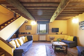 Smart TV, foosball, table tennis, books - Spacious Luxury Apartment: pool, stunning views, 15-min walk from Siena center! (Siena)