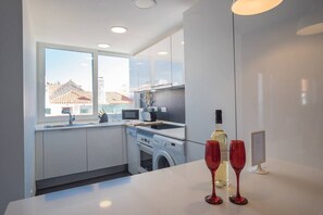 Kühlschrank, Mikrowelle, Ofen, Herdplatte