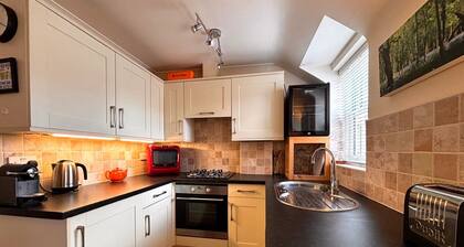 Ihana hiljainen, käyttötarkoitus rakennettu kivinen kivenheiton päässä rannalta kaupungin keskustassa