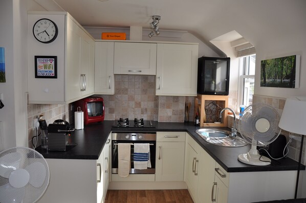 冷蔵庫、電子レンジ、オーブン、コンロ