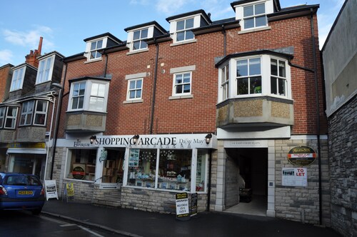 A lovely quiet new flat 50 yards from the beach in the centre, parking included.