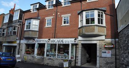 A lovely quiet new flat 50 yards from the beach in the centre, parking included.