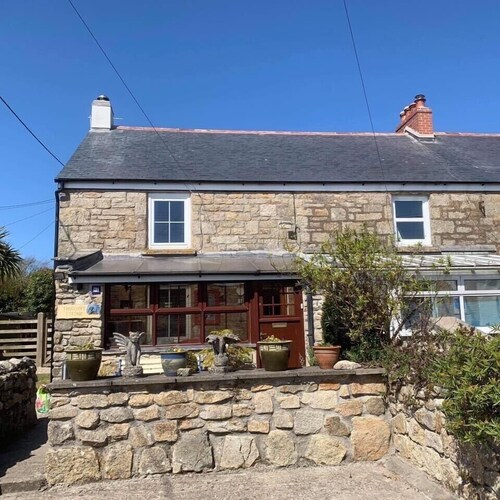 Beautiful granite cottage with parking and garden. Near the coast. Dogs welcome.