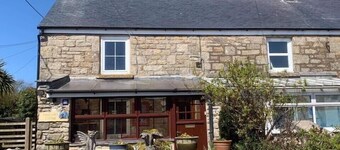 Magnifique chalet en granit avec parking et jardin. Près de la côte. Chiens bienvenus.