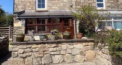 Beautiful granite cottage with parking and garden. Near the coast. Dogs welcome.