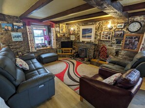 Smart-TV, peis, DVD-spiller og bøker