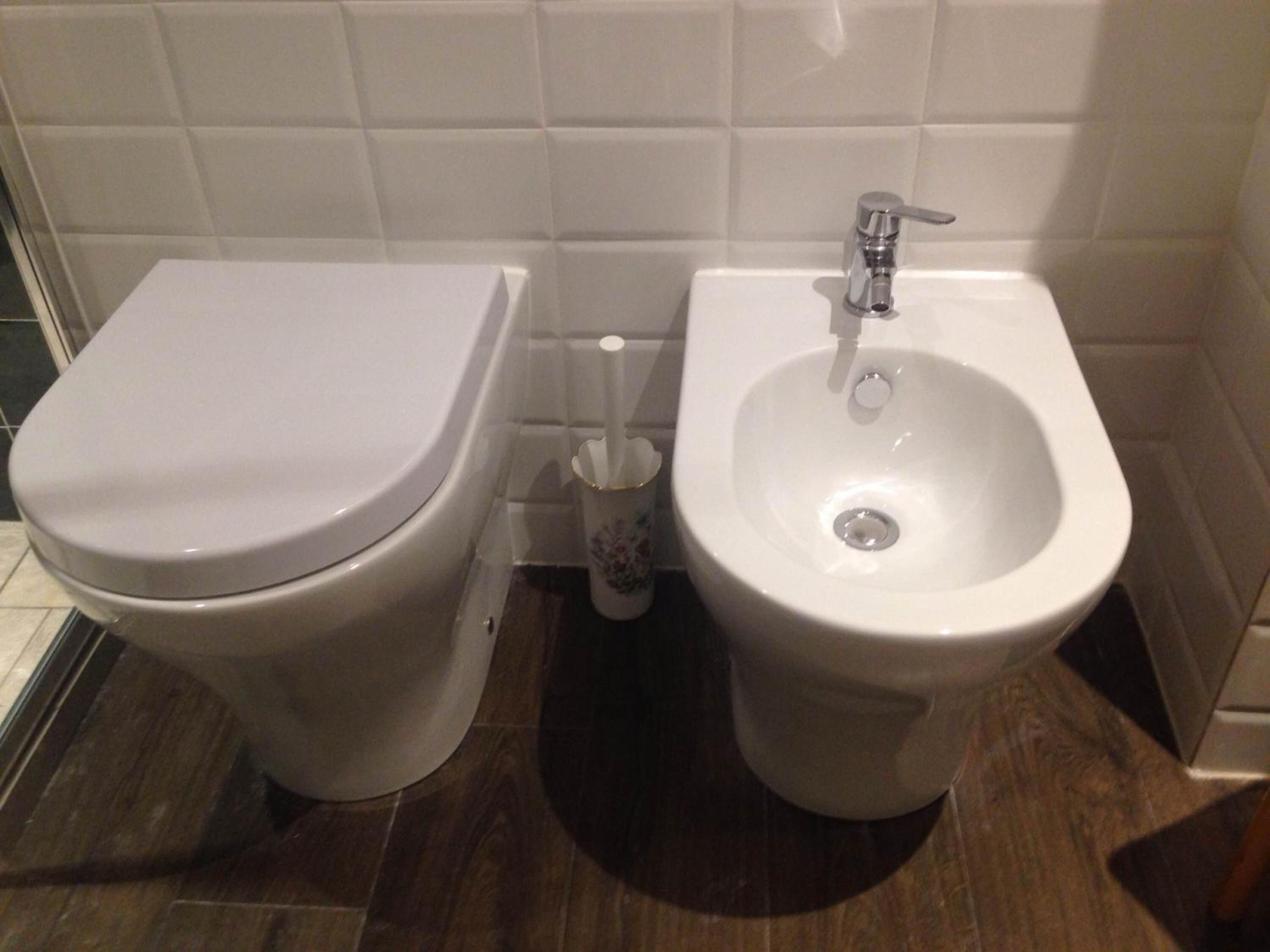 A bathroom with a toilet and bidet.