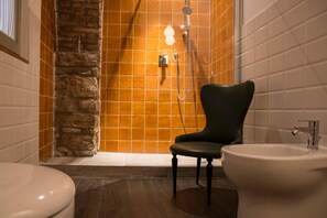 Shower, rainfall showerhead, towels - Residenza la Corte Assisi (Assisi)