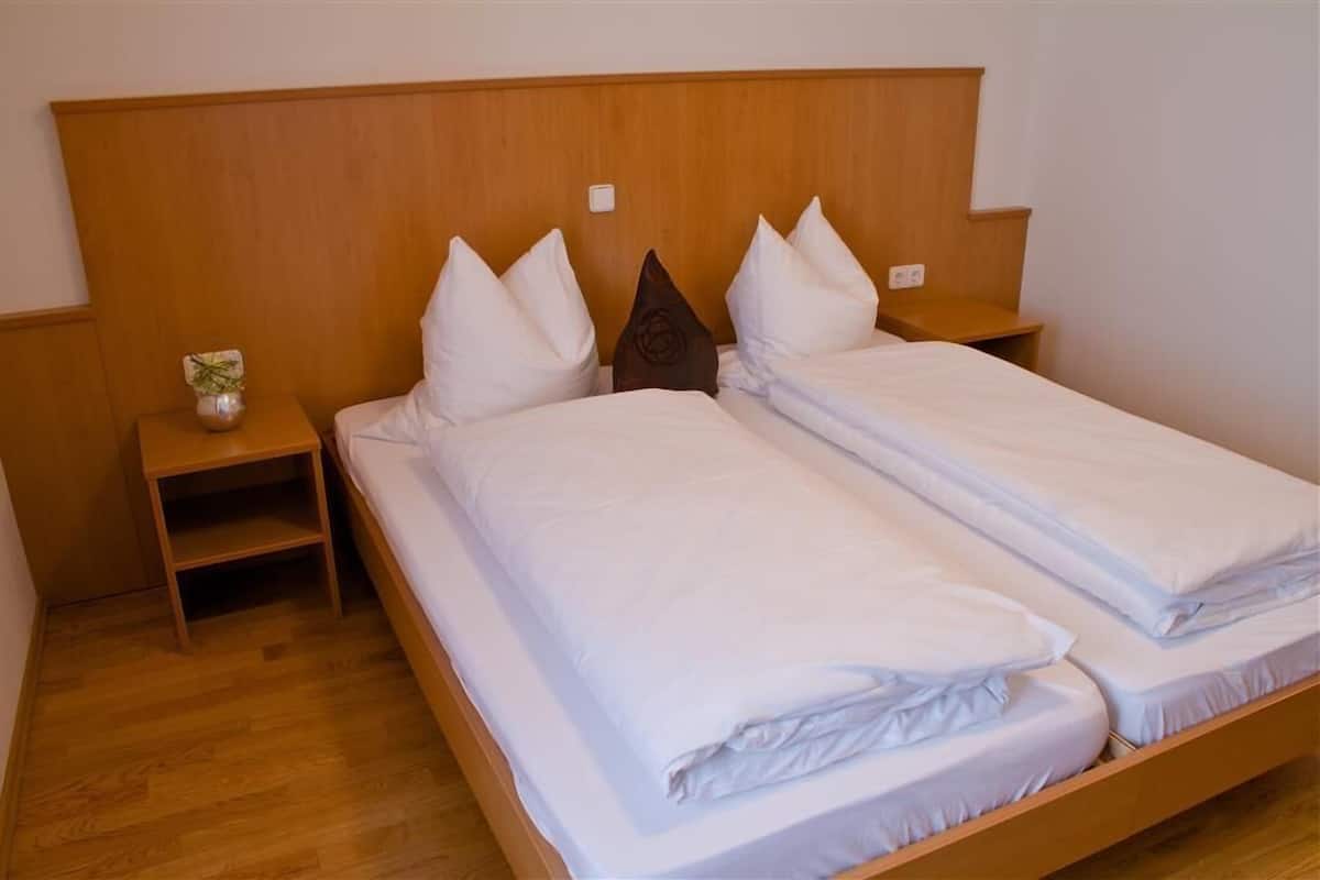 Een bureau, gratis babybedden, gratis wifi, beddengoed