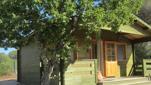 A small wooden cabin with a porch, a door, and a window. - In peace and quiet: villa with AC, pool, 300 m² terraces in nature reserve (Vidauban)