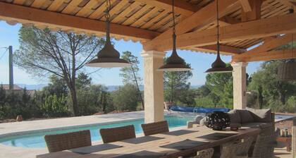 In peace and quiet: villa with AC, pool, 300 m² terraces in nature reserve